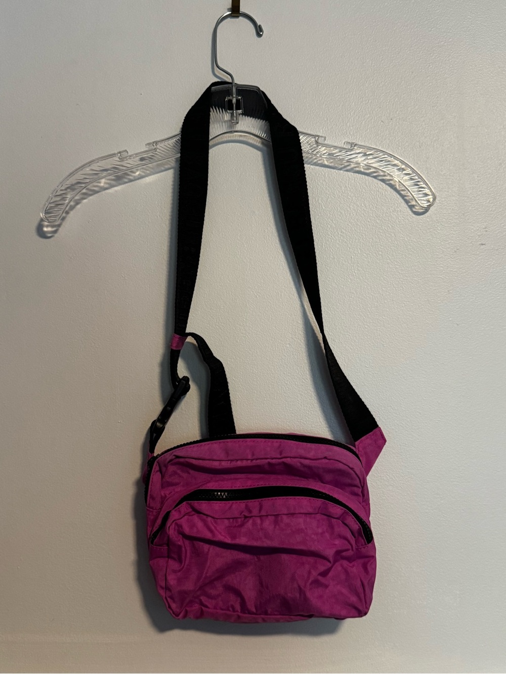 BAGGU Crossbody Bag in Magenta Pink with Adjustable Black Strap
